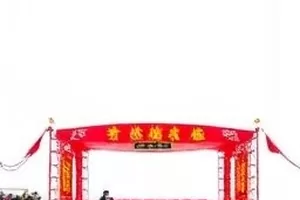 悬而未决的五个问号封面：问号形灯光装置