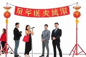 云顶演唱会票价风波封面：环形看台与舞台灯柱俯视构图