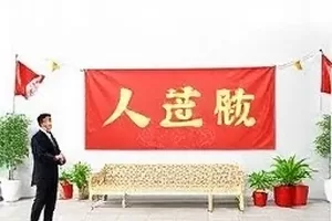 旧片场合约风波封面：老式摄影棚灯架与场记板